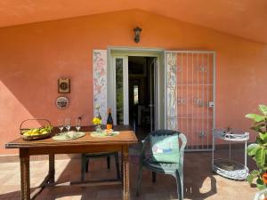 因佩里亚Holiday Home Casa dei Nonni - IMP425 by Interhome的庭院配有木桌和椅子