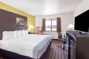 拉克罗斯拉克罗斯速8酒店的一间酒店客房,配有一张大床和一台平面电视