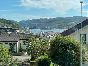 弗莱克菲尤尔Holiday home with seaview in Flekkefjord的从房子屋顶上欣赏美景