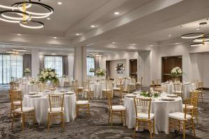 沃思堡Hyatt Place Fort Worth/TCU的宴会厅配有桌椅和白色的桌布