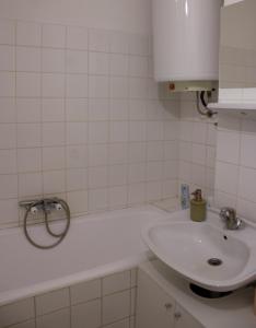 KikindaMileva apartman的浴室配有盥洗盆和浴缸。