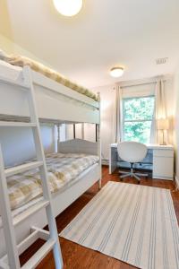 WashingtonOld Litchfield, Washington CT的一间卧室配有两张双层床和一张书桌
