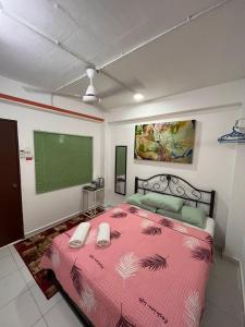 太平MyDusun Chalet, Taiping, Perak, Malaysia的卧室配有粉红色的床和绿屏