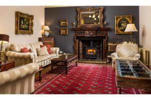 托基Orestone Manor的带沙发和壁炉的客厅