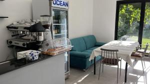 SkatajVila Lazri的厨房配有蓝色的沙发和桌椅