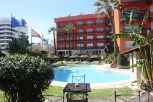 多列毛利诺斯MS特罗皮卡纳酒店的酒店前的游泳池