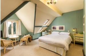 托基Orestone Manor的卧室配有一张床和一张桌子及椅子