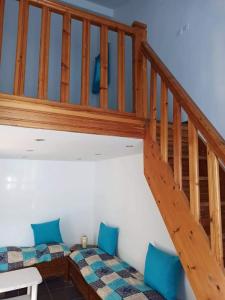 阿尔及尔La crique的客房设有带蓝色软垫椅子的木制楼梯。