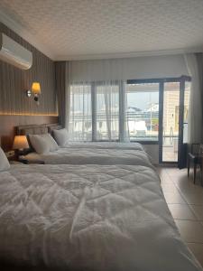 库萨达斯斯特拉酒店的酒店客房设有两张床和大窗户。