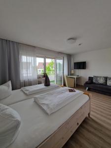 弗莱堡弗莱堡公寓酒店的一间卧室设有两张大床和大窗户