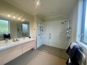 北帕默斯顿Benrose Park的带淋浴和盥洗盆的大浴室