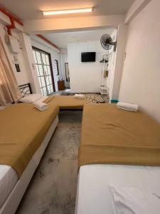 太平MyDusun Chalet, Taiping, Perak, Malaysia的客房设有两张床和一台平面电视。