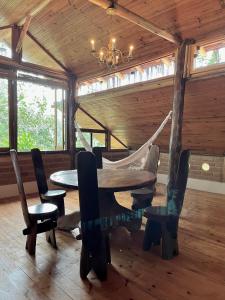 戈亚斯州上帕莱索Eco Lodge的一间带桌椅和吊床的用餐室