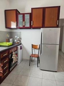 赫尔格达Hurghada Village sea view的厨房配有白色冰箱和椅子