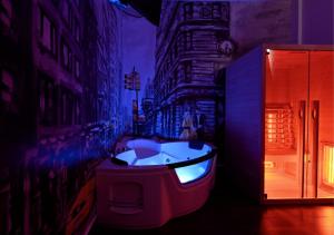 吉福尼瓦莱皮亚纳ARTEMIDE "Fiore Club" B&B SUITE SPA的一间带浴缸的浴室,位于市中心