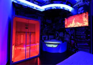 吉福尼瓦莱皮亚纳ARTEMIDE "Fiore Club" B&B SUITE SPA的一间带浴缸的浴室,位于一间涂鸦的房间