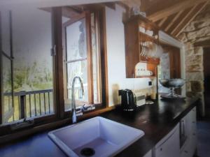 BurradooThe Cottage Burradoo的厨房设有水槽和窗户。