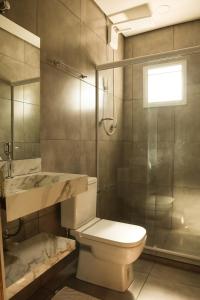 圣保罗GoodStay São Paulo Ibirapuera的浴室配有卫生间、盥洗盆和淋浴。