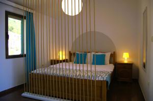 布德瓦Yeshill Apart & Studio的一间卧室配有一张带蓝色枕头的天蓬床