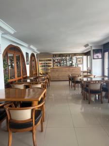 库萨达斯斯特拉酒店的用餐室配有木桌和椅子