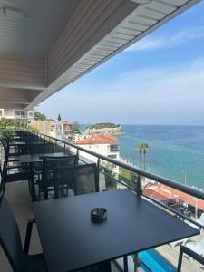 库萨达斯斯特拉酒店的一个带桌椅的海景阳台