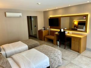 费特希耶海港精品酒店的酒店客房配有两张床和一张书桌