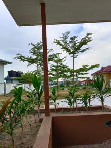 珍南海滩Alfa Roomstay的从树木繁茂的房屋阳台欣赏风景