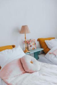 拉昂Maison Séraphine - Guest house - Bed and Breakfast的一间卧室配有两张床和一张带台灯的桌子