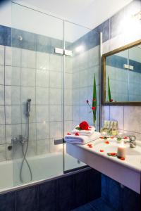 库佛斯港波尔图科孚酒店的带淋浴、盥洗盆和浴缸的浴室