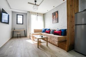 卡萨布兰卡Charming apartment in Ain Sebaa的客厅配有沙发和桌子