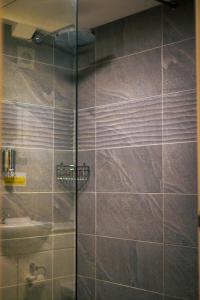 Coxhoe老磨房旅馆的浴室里设有玻璃门淋浴