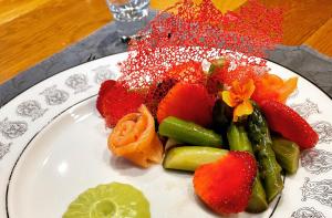 Terraube阿杜尔住宿加早餐旅馆的桌上一盘带水果和蔬菜的食物