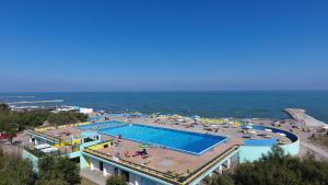 洛萨皮内塔AdriaCamp Mobile Homes Rosepineta的享有毗邻大海的游泳池的顶部景致