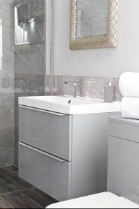 布里斯托Mystique Barn的白色的浴室设有水槽和镜子