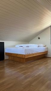 Minni-BorgMinniborgir Cabins的一张位于带天花板的客房内的大床