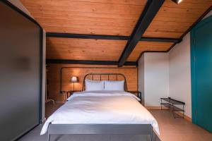 伊斯坦布尔Homie Suites - Loft 27 in the heart of Cihangir的木天花板的客房内的一张床位