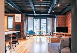 伊斯坦布尔Homie Suites - Loft 27 in the heart of Cihangir的客厅配有沙发和桌子
