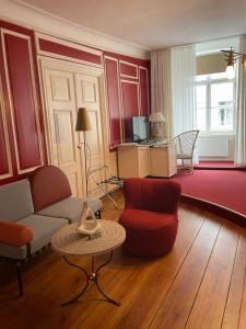 施特拉尔松德豪斯沃弗卡纳酒店的客厅配有沙发、椅子和桌子