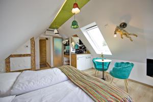 Zinsers Appartements im Flämmle的一间卧室配有一张床和一个小厨房