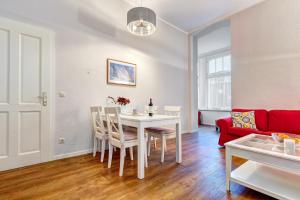 赛巴特班森Villa Anna Wohnung Bernstein的客厅配有桌子和红色沙发