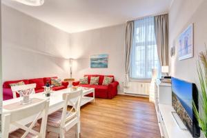 赛巴特班森Villa Anna Wohnung Bernstein的客厅配有红色的沙发和桌子