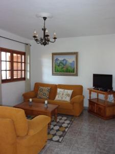 埃尔帕索Apartamentos Casa Rosán, junto a la Caldera de Taburiente的客厅配有两张沙发和一台电视机