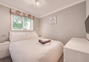 Saint MartinJacka Shack的白色的卧室设有床和窗户