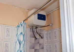 库马西To Be Hotel的浴室的墙上设有安全摄像头