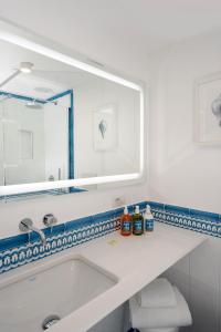 卡普里塞莱尼酒店的一间带水槽和镜子的浴室