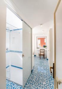 卡普里塞莱尼酒店的带淋浴的浴室和瓷砖地板。