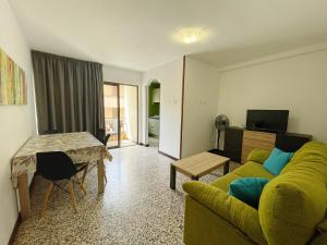 洛斯克里斯蒂亚诺斯Apartamento Canarias的客厅配有绿色沙发和桌子
