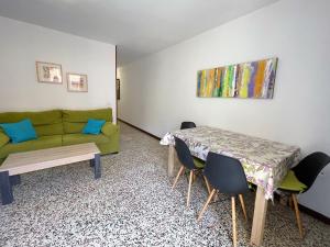 洛斯克里斯蒂亚诺斯Apartamento Canarias的客厅配有绿色沙发和桌子