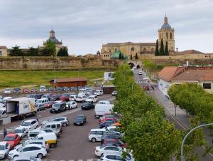 罗德里戈城教堂之门宾馆的城堡前的停车场里满是汽车