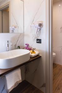 阿尔巴CASCINA SANT'ANTONIO的一间带水槽和镜子的浴室